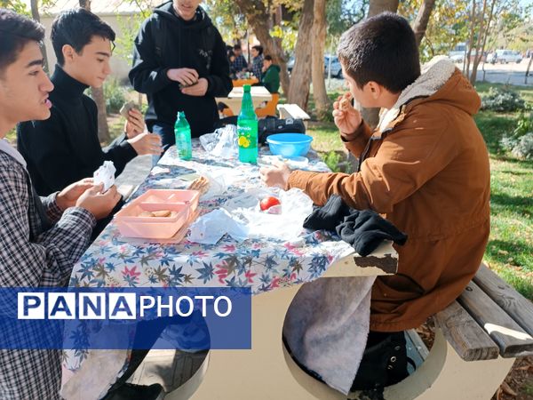 برگزای اردوی تفریحی دبیرستان رجایی یک به‌مناسبت هفته بسیج 