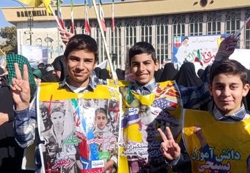 همدان، پر از شور و فریاد دانش‌آموزان در روز ۱۳ آبان 