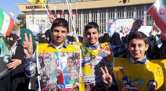 همدان، پر از شور و فریاد دانش‌آموزان در روز ۱۳ آبان 