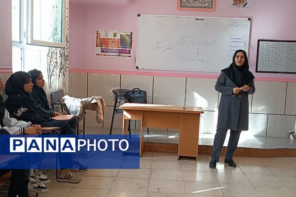 یک روز بدون کیف همراه با آموزش خود مراقبتی در دبیرستان شریعت 