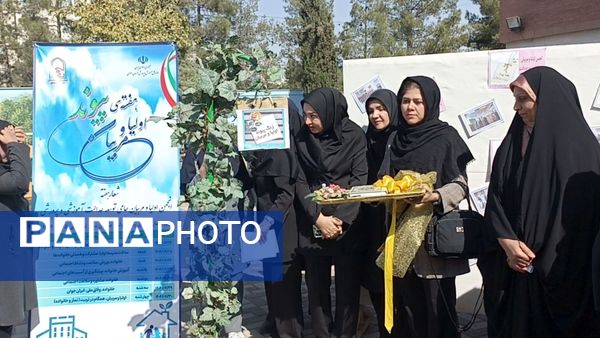 نمایشگاه پیمان مهر در دبیرستان آرمیتا مصلی نژاد