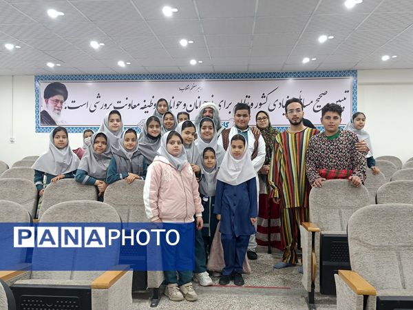 اجرای تئاتر «قصه‌ ما‌ مَثل‌ شد‌ حسنی‌ ما» در خلیل آباد