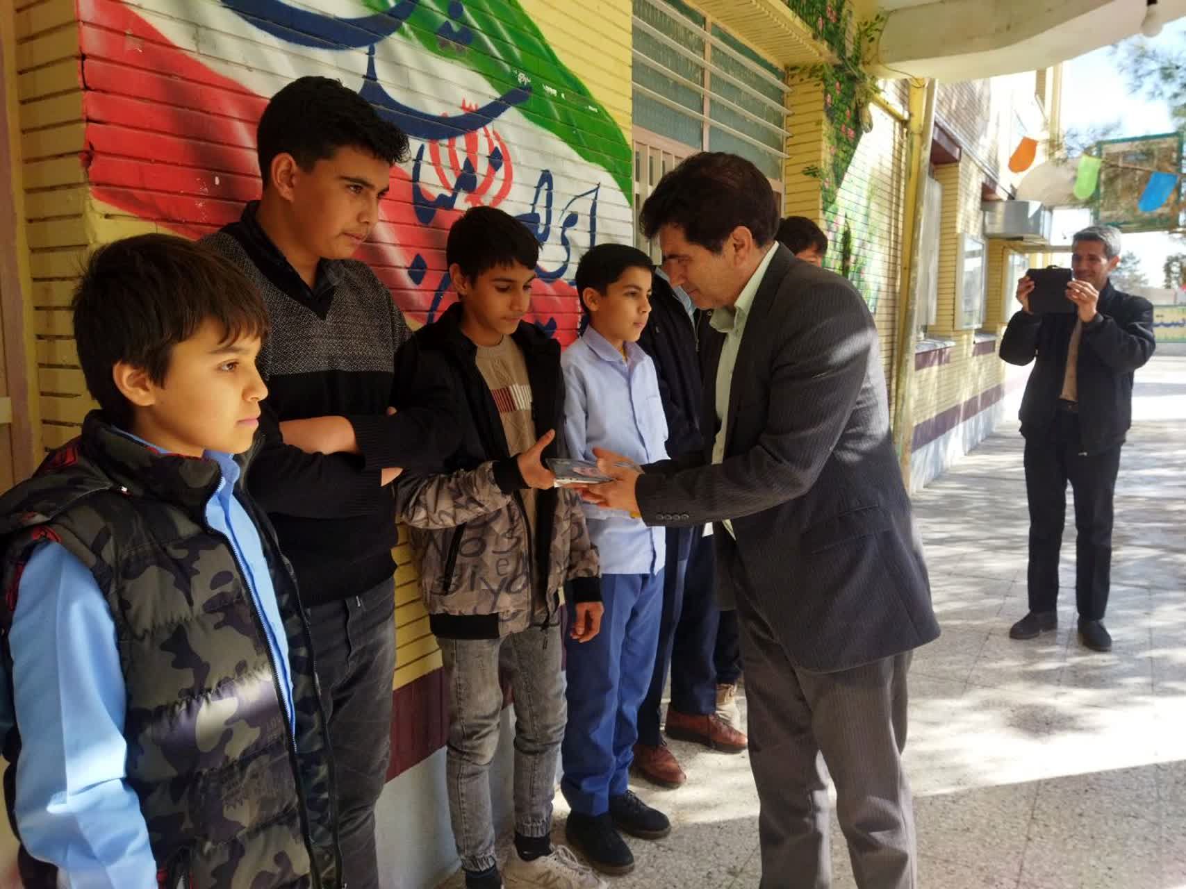 تقدیر از دانش‌آموزان فعال حوزه فرهنگی و مذهبی دبیرستان نمونه دانش