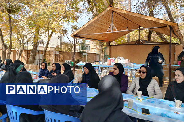 محفل صمیمی کارکنان اداری ناحیه ۴ شیراز به مناسبت روز زن