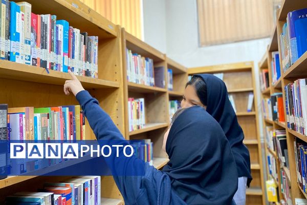 دانش‌آموزان دبیرستان نگین‌دانش ورامین میهمان کتابخانه رازی شدند