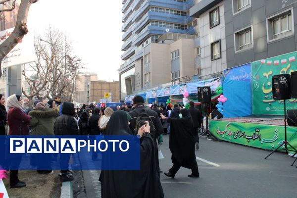تجلی حضورفرهنگیان و دانش‌آموزان منطقه ۱۰ در جشن انقلاب