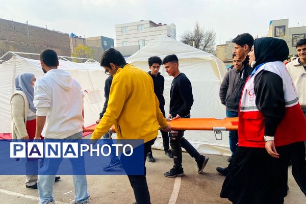 پشت‌صحنه آماده‌سازی مانور زلزله در مدرسه استاد مطهری رباط‌کریم