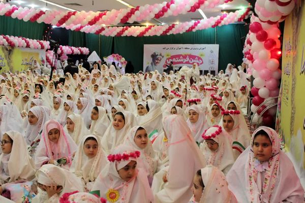 جشن عبادت ۱۳۰۰ نفر از دختران منطقه ۱۰ در مهدیه امام حسن مجتبی(ع)