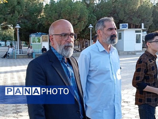 عطر افشانی و گلباران مزار شهدا توسط مسئولین کاشمر به مناسبت هفته دولت