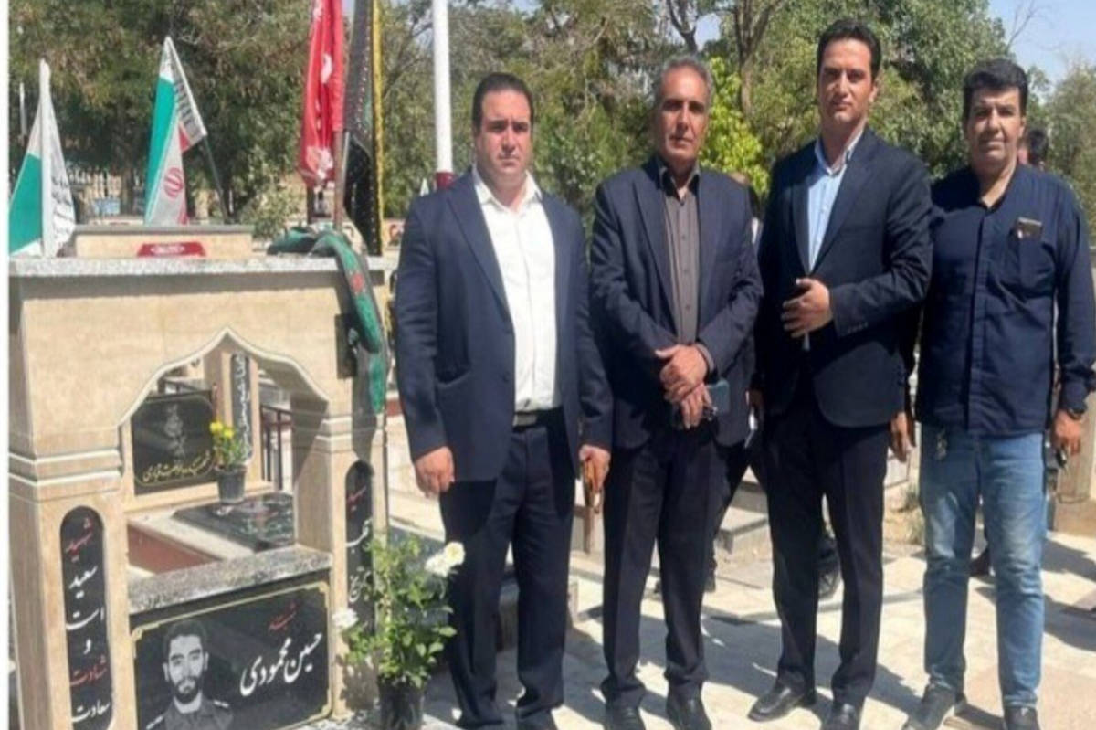 تجدید میثاق مسئولان نورآباد لرستان با آرمانهای شهدا در هفته دولت