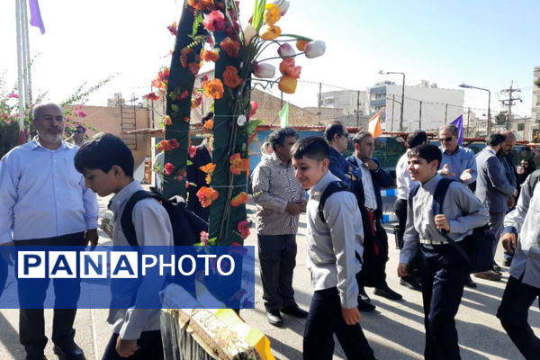 نواختن زنگ مهر در مدرسه هیات امنایی رازی ناحیه ۴ شیراز 