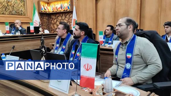 نشست هم‌اندیشی مسئولان سازمان دانش‌آموزی استان فارس روز دوم