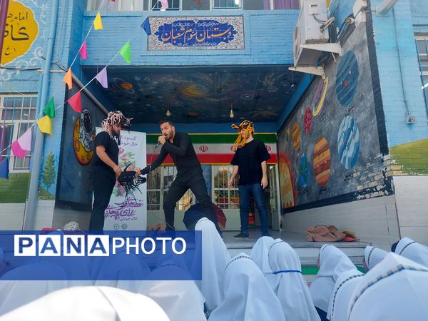 از نمایش تا نقاشی همگانی؛ روزی پر از شادی در دبستان سوم شعبان ناحیه یک یزد