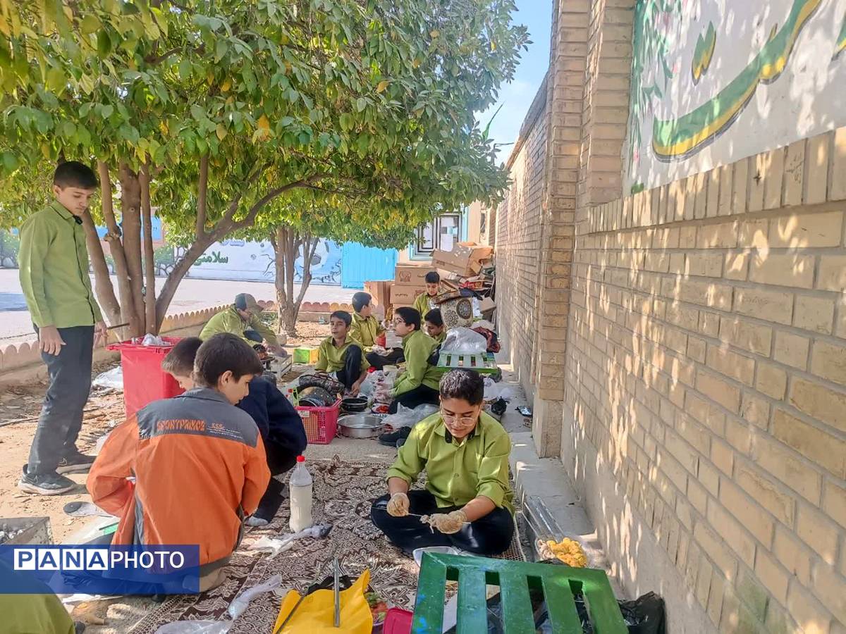 ناهار وحدت با طعم  شادی و لذت در مدرسه شاهد حاج مصلحیان