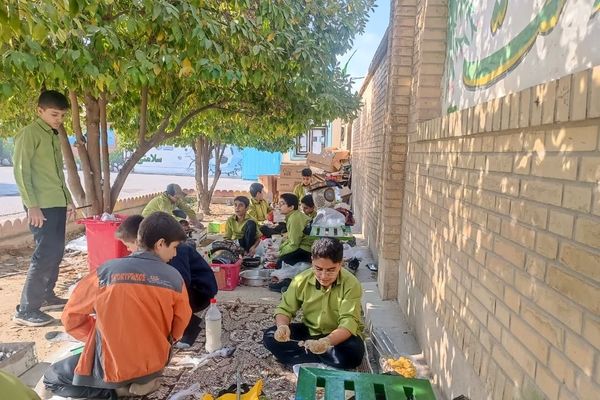 ناهار وحدت با طعم  شادی و لذت در مدرسه شاهد حاج مصلحیان