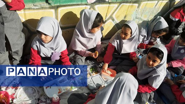 صبح پرانرژی با صبحانه سالم در دبستان نیایش