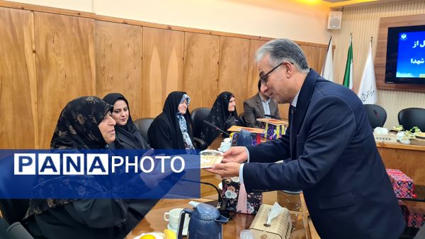 مراسم تجلیل از خانواده‌های شهدا در آموزش و پرورش گلستان