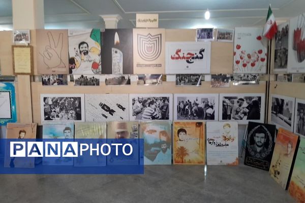 بازدید دانش‌آموزان از نمایشگاه دفاع مقدس واقع در مقبره شهدای گمنام شهرستان ورامین