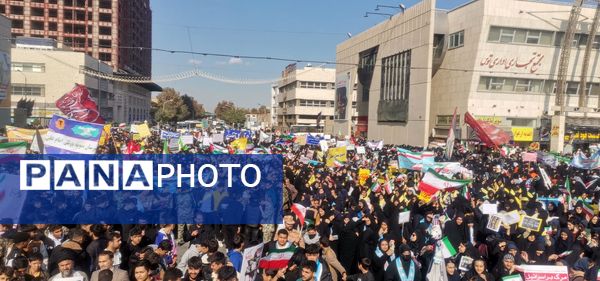 حضور پرشور دانش آموزان مشهد مقدس در راهپیمایی یوم‌الله ۱۳ آبان 