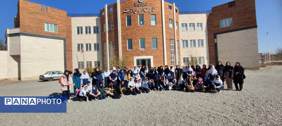 بازدید دانش آموزان مدرسه شهید خاقانی شیروان از کتابخانه اندیشه‌‌ در هفته کتاب و کتابخوانی