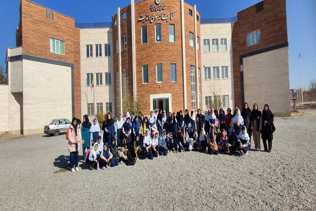 بازدید دانش آموزان مدرسه شهید خاقانی شیروان از کتابخانه اندیشه‌‌ در هفته کتاب و کتابخوانی