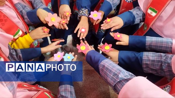 «انگشتر خوشحالی» نماد جشن روز کودک در دبستان شهید هادی آریایی ناحیه یک یزد