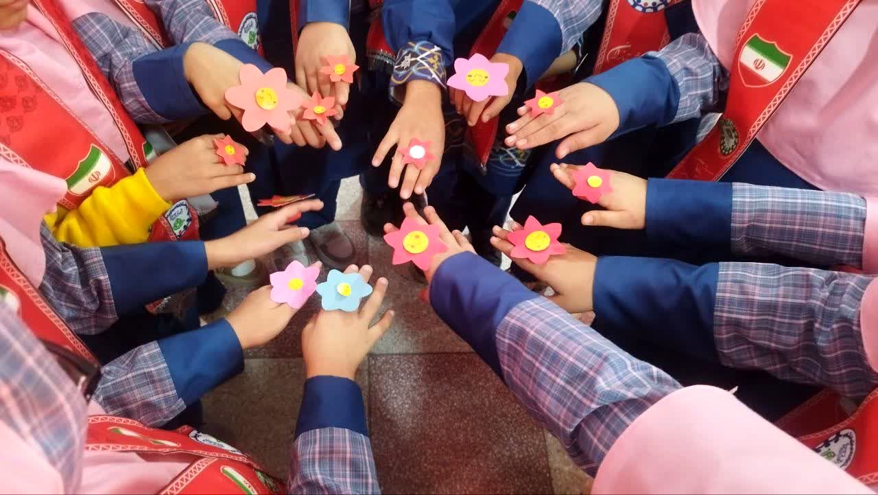 «انگشتر خوشحالی» نماد جشن روز کودک در دبستان شهید هادی آریایی ناحیه یک یزد