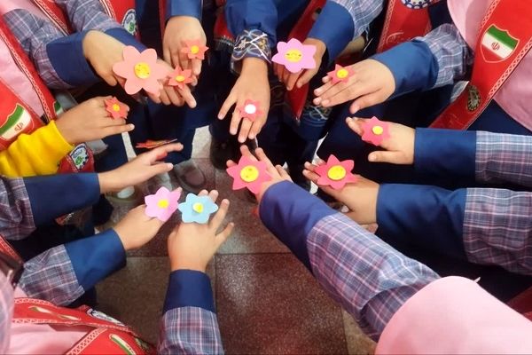 «انگشتر خوشحالی» نماد جشن روز کودک در دبستان شهید هادی آریایی ناحیه یک یزد