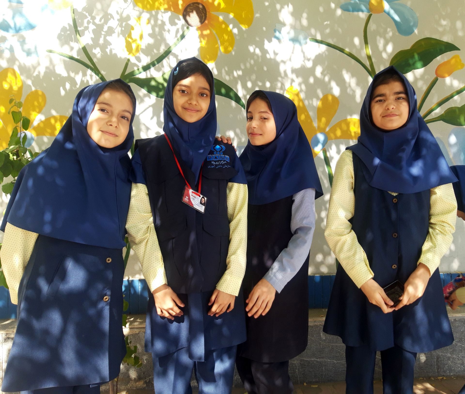 عکس یادگاری دانش آموزان دبستان آرمینه مصلی نژاد ناحیه۶ مشهد