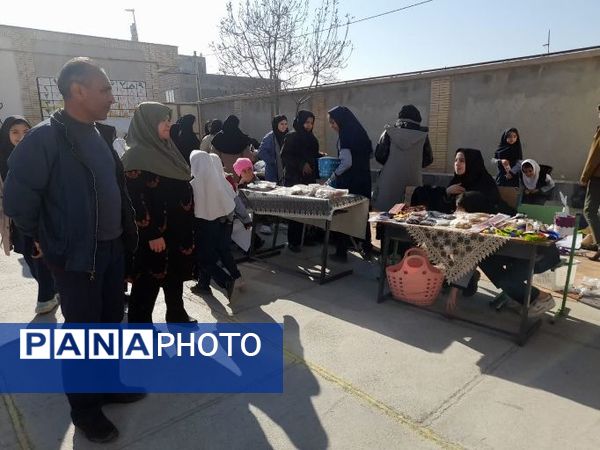 برپایی بازارچه مدرسه‌ای به‌مناسبت دهه فجر در آموزشگاه دخترانه شهید حسن زاده خانلق