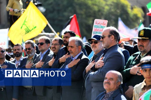 دانش آموزان و مسئولین در کنار یکدیگر، روز دانش‌آموز را رقم زدند