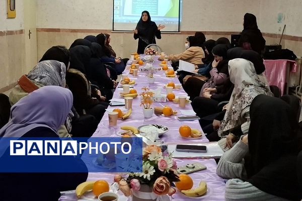 جلسه شورای دبیران در مدرسه جوادالائمه بهارستان ۲