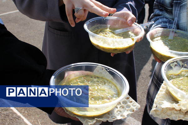 توزیع آش نذری ایام فاطمیه در دبیرستان سردار شهید قاسم سلیمانی
