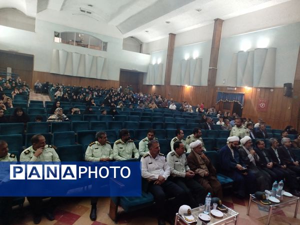 همایش فضای مجازی ظرفیت ها و آسیب ها در سالن سرو کاشمر با حضور مسئولین شهرستان