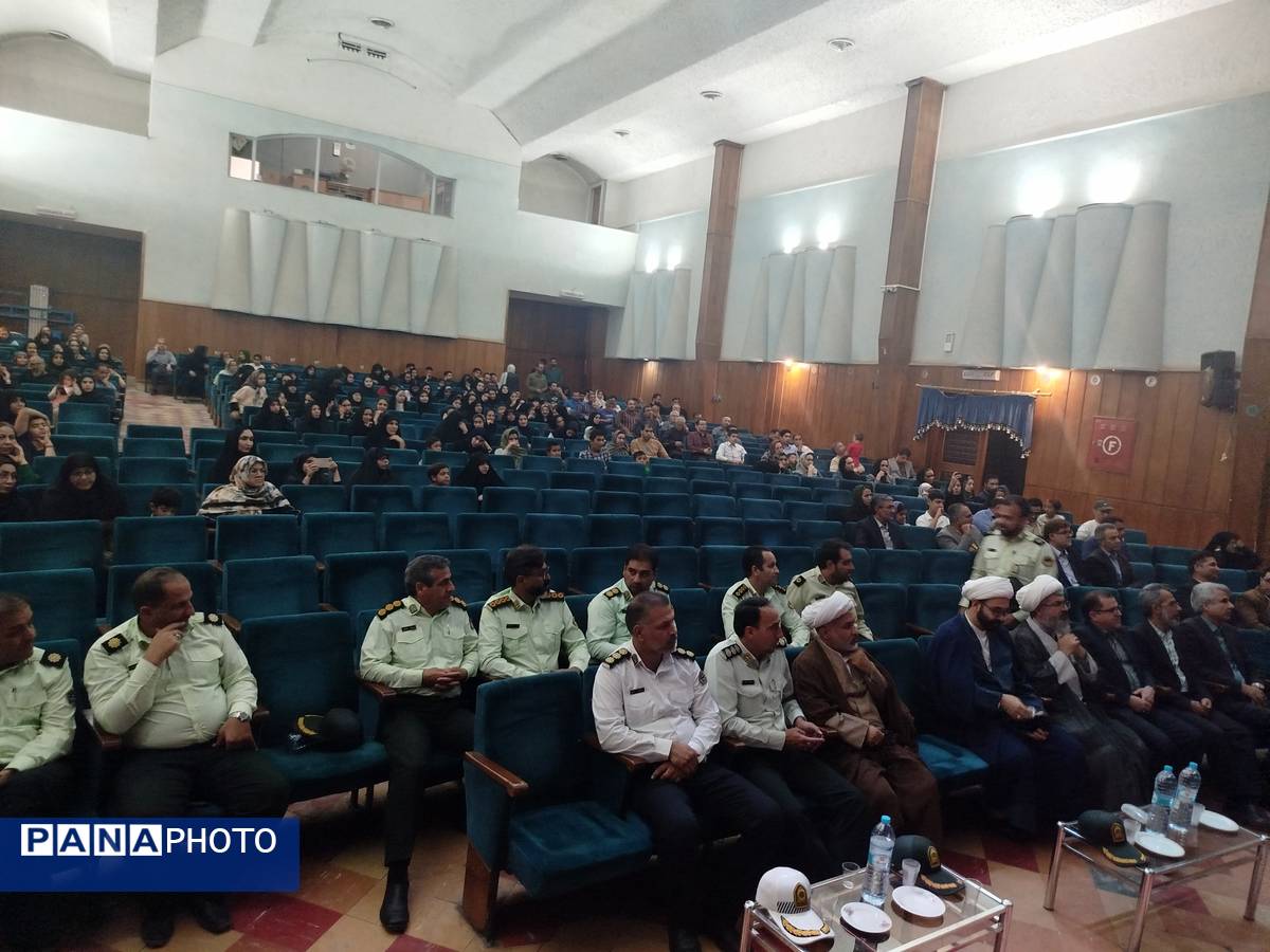 همایش فضای مجازی ظرفیت ها و آسیب ها در سالن سرو کاشمر با حضور مسئولین شهرستان