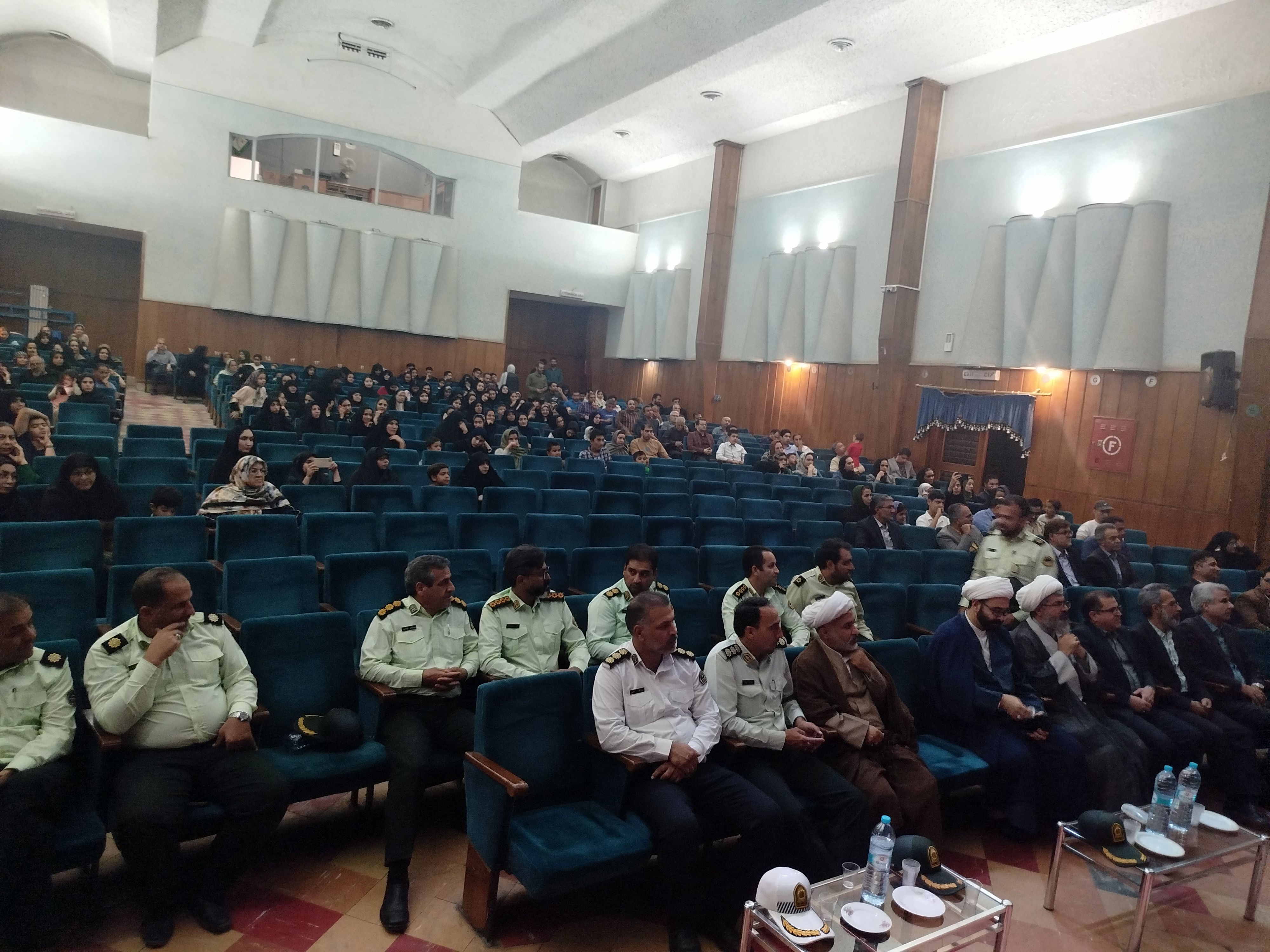 همایش فضای مجازی ظرفیت ها و آسیب ها در سالن سرو کاشمر با حضور مسئولین شهرستان