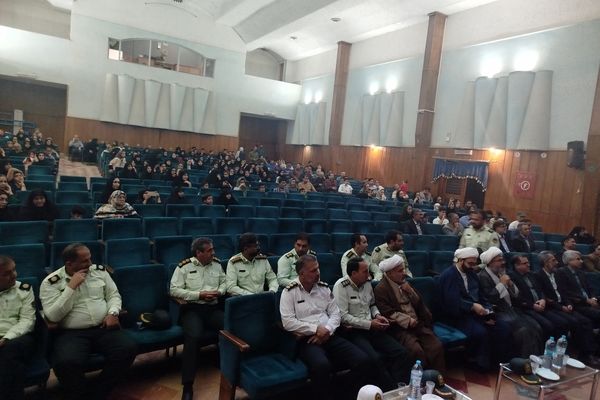 همایش فضای مجازی ظرفیت ها و آسیب ها در سالن سرو کاشمر با حضور مسئولین شهرستان