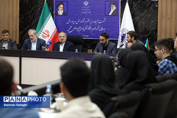 نشست صمیمی وزیر آموزش و پرورش با مدال آوران المپیادهای علمی