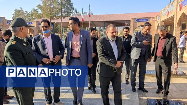 آغاز هفته بسیج دانشآموزی با غبارروبی مزار شهدای جوادالائمه توسط مسئولان و دانشآموزان بسیجی