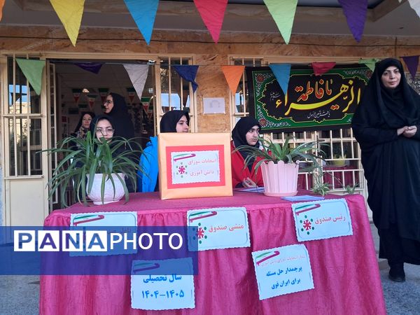 شور و نشاط دانش‌آموزان مدرسه حضرت معصومه (س) ناحیه 4 کرج در انتخابات شورای دانش‌آموزی