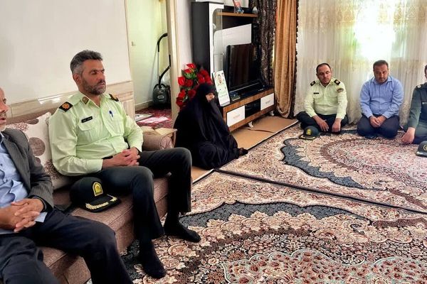 امام جمعه و بخشدار لالجین با خانواده شهید سلطانی‌مرام دیدار کردند