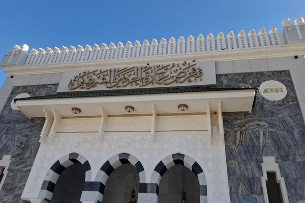 بازدید دانش‌آموزان کاروان عمره دختران از موزه مکه و مسیر تاریخی حدیبیه