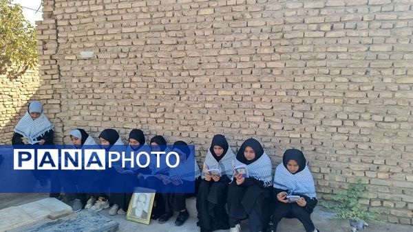 ادای احترام دانش‌آموزان میبدی به شهدای جنگ تحمیلی 