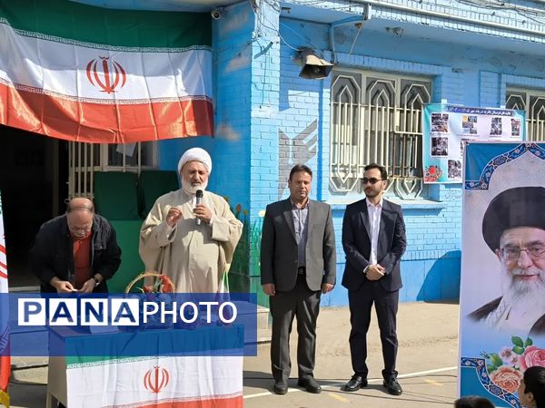 رونمایی از کتاب «روحانی که روحانی نیست» در دبیرستان باقریه