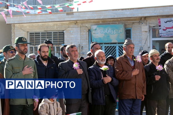 تمثال مبارک امام خمینی(ره) در شهر درق گلباران شد 