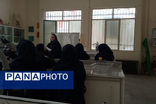 بازدید دانش آموزان دبیرستان حضرت ولیعصر (عج) ناحیه یک ری از پژوهش‌سرای رازی 