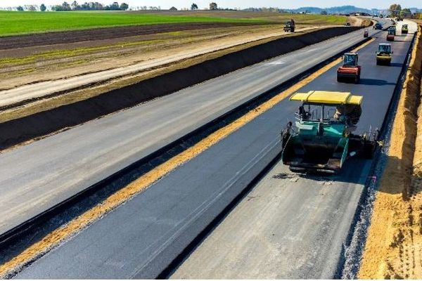 بهره‌برداری و آغاز اجرای ۵۰ کیلومتر راه بین‌شهری و ۴۰ کیلومتر خطوط ریلی در خوزستان