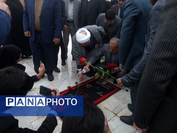 ادای احترام وزیر آموزش و پرورش به شهدای تایباد