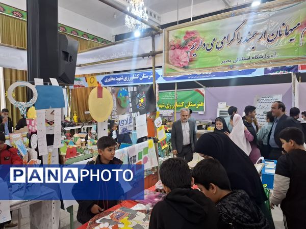 بازدید دانش آموزان مدرسه شهید عامری از نمایشگاه پژوهش و فناوری در خلیل آباد