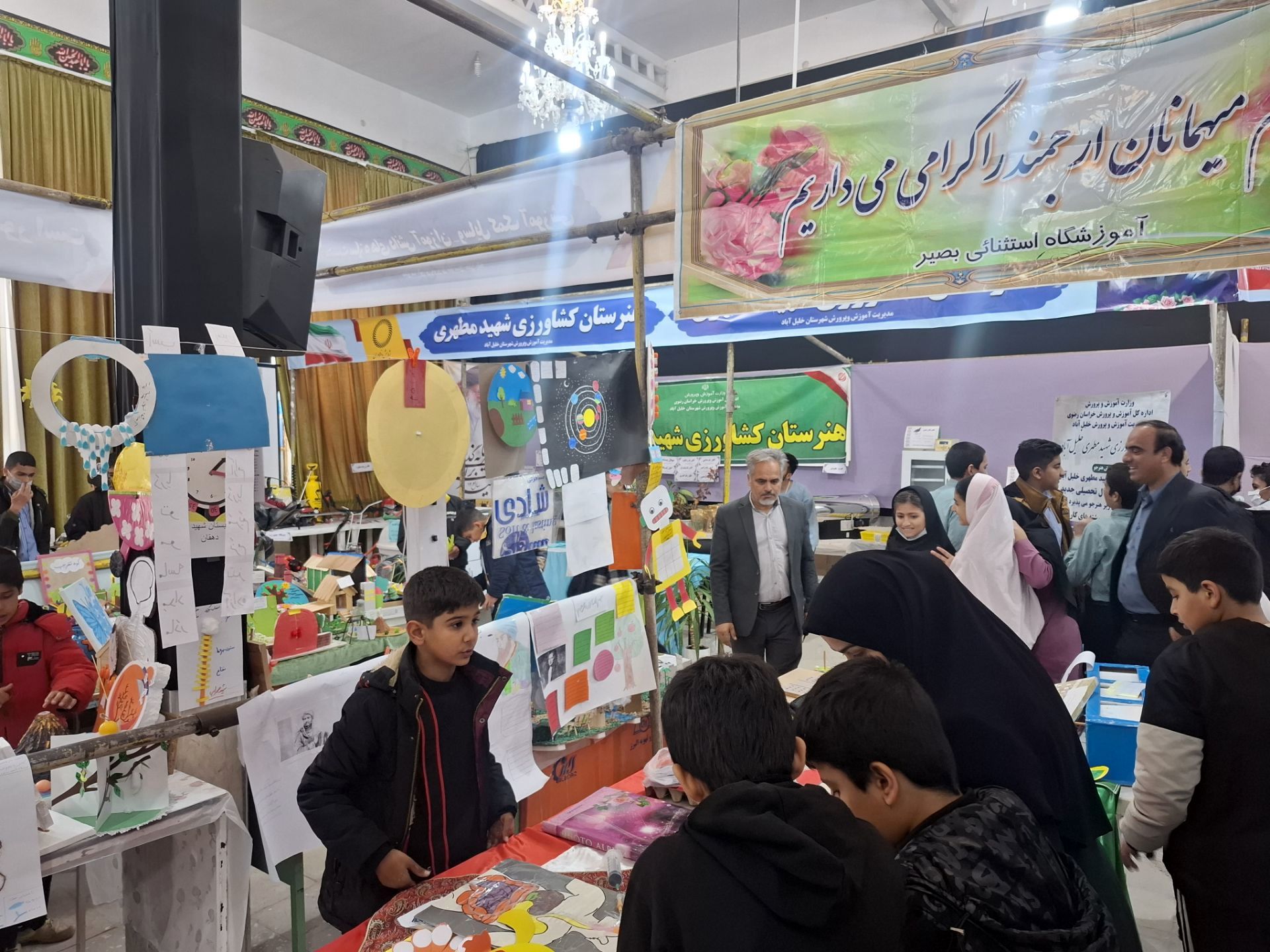 بازدید دانش آموزان مدرسه شهید عامری از نمایشگاه پژوهش و فناوری در خلیل آباد